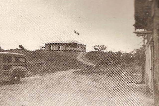 El victorioso Pabell�n Nacional del Per� ondeando en el Puesto ecuatoriano de Quebrada Seca luego de ser arrebatado al Ej�rcito del Ecuador por los soldados del Ej�rcito del Per�