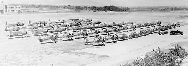Aviones peruanos empleados por el 28 Escuadr�n de Instrucci�n en la decada de 1940. Foto tomada el 24 de Diciembre de 1943 en Las Palmas