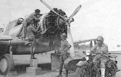 Avi�n peruano Northrop 8A-3p en mantenimiento