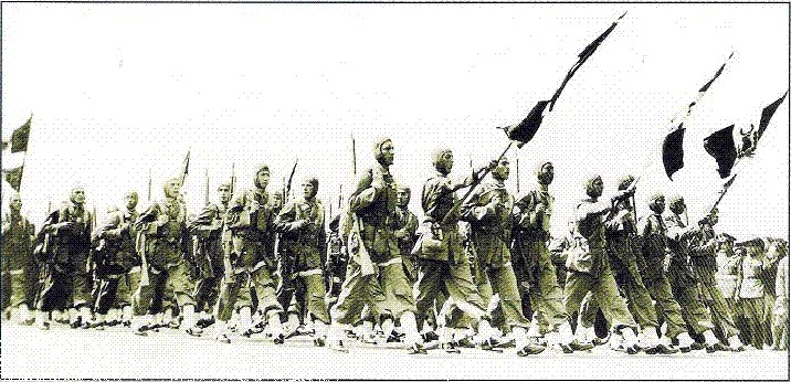 Paracaidistas peruanos durante el desfile de la victoria