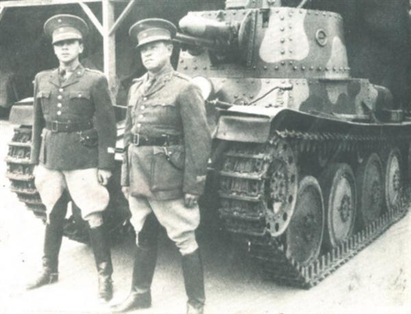 Oficiales del Ejrcito del Per delante de un Tanque peruano de fabricacin checoslovaca en 1941