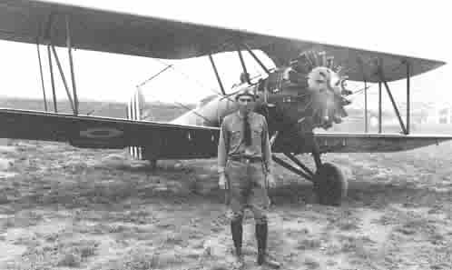 Alf�rez CAP Francisco Secada Vignetta frente a un avi�n de observaci�n y bombardeo ligero VOUGHT 02-U CORSAIR del Cuerpo Aeron�utico del Per�