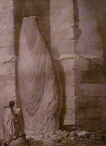 Menhir celte adoss� � l'angle ouest de la Cath�drale St-Julien et vue de la crypte du m�me �difice