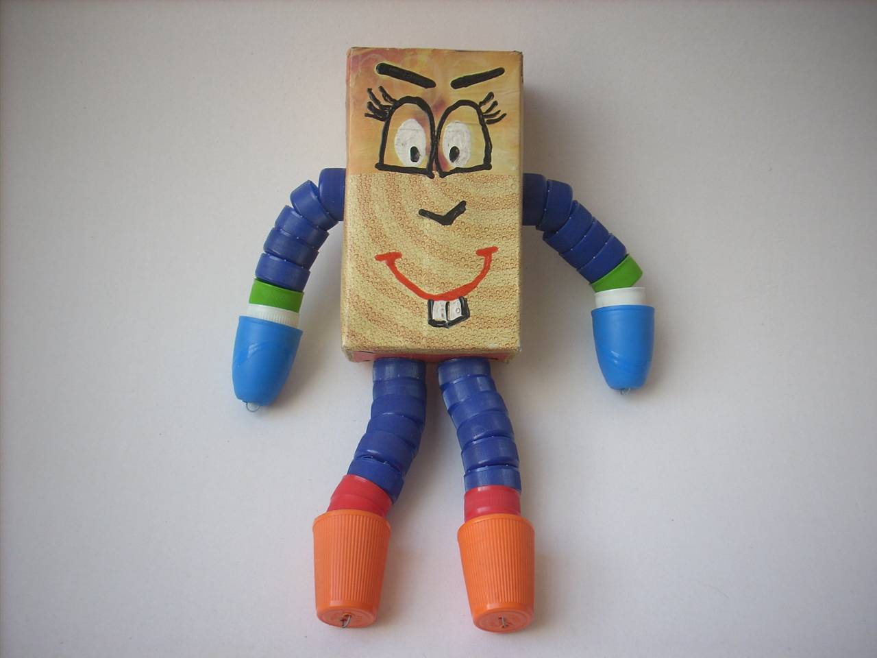 http://www.geocities.ws/consuellomatroni/index_arquivos/boneco_de_embalagem_de_leite_e_tampinhas_plasticas.jpg