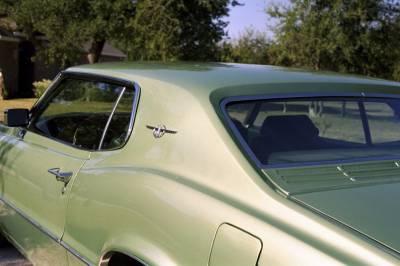 Check out that beautiful line running from the roof edge, across the sail panel towards the trunk.  It hard to believe they ever covered this up with vinyl.