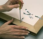 Montage facile, ici une oeuvre sur papier dans un encadrement bois