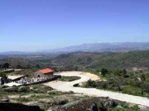 Sortelha - Caminho - ao fundo Serra da Estrela