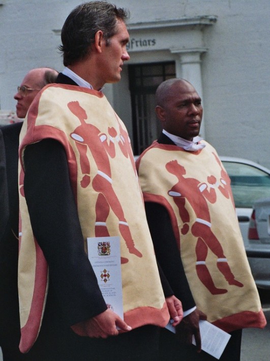 Nasionale Heraldikus Themba Mabaso (regs) en sy adjunk, Marcel van Rossum, in heraldiese drag in St Andrews [Foto met vergunning van Appleton Studios]