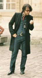 Long blazer, and rather grungy like clothes