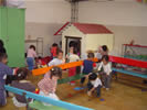 Crianças com brinquedos