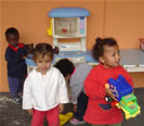 Crianças com brinquedos