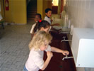 crianças escovando os dentes
