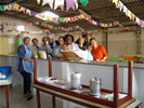 Equipe de funcionários e voluntários em dia de festa