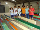 Voluntários pintando bancos