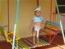 Menina em brinquedo