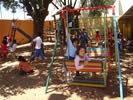 Crianças se divertindo no parquinho