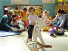 crianças na sala de brinquedo