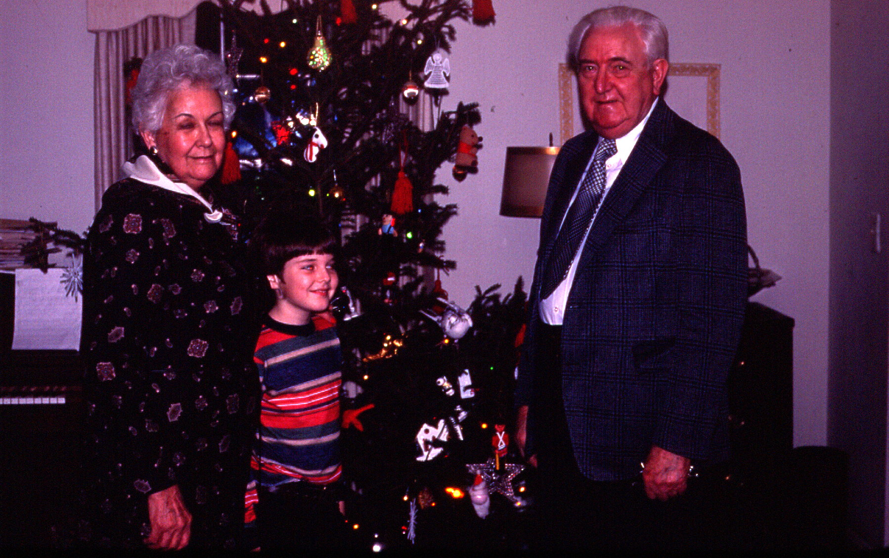 79XmasMamaSGrandad.jpg (482694 bytes)