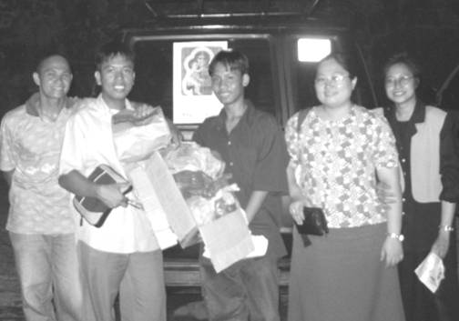 A Continuing Tradition for St. Anthony: The youth volunteers who helped distribute St. Anthony�s Bread to the poor districts in Metro Manila last June. Holy Cards with prayer intentions were also distributed.