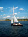 undersail.JPG (64086 bytes)
