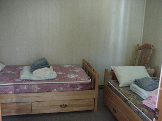Bedroom with 2 single beds.