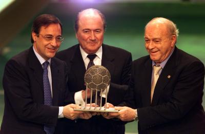 "Di Stefano and Florentino P�rez lift the Club of the Century award from FIFA president Joseph Blatter (11/12/2000)" 