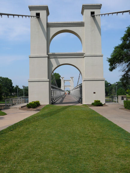 Image of suspension bridge in Waco, TX built in 1870