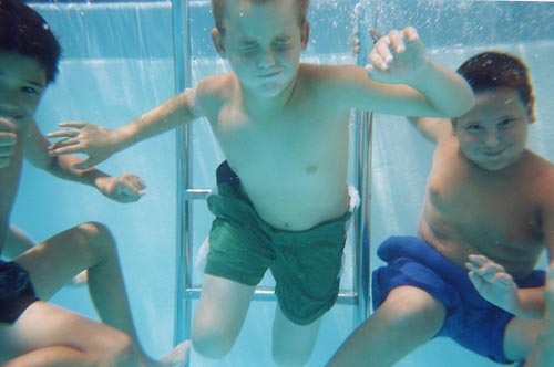 underwater.jpg (26305 bytes)