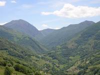 Valle de Naviego con el Cueto de Arbas al fondo