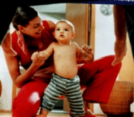 padres_amorosos_cuidan_su_bebe