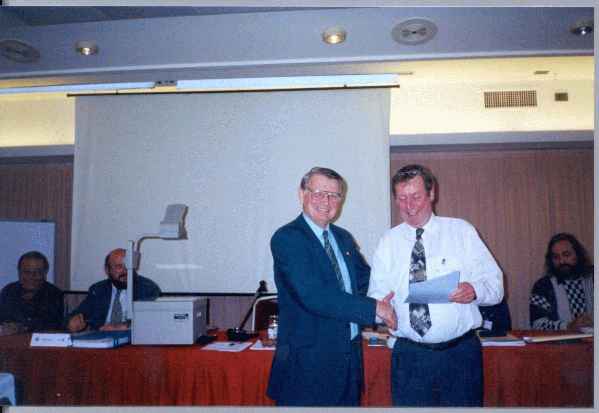 Alan Borwell (ICCF President) with Nol van't Riet (NLD)(20.211 bytes)