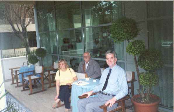 G.Pyrich (Qualifications Commissioner) & wife with A.R.Ramirez (ARG) (21.474 bytes)