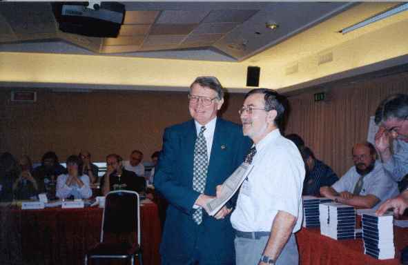 Alan Borwell (ICCF President) with Witold Bielecki (POL) (19.782 bytes)