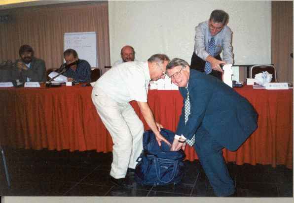 Dr. Fritz Baumbach (GER) with Alan Borwell (ICCF President) (20.420 bytes)
