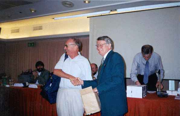 Dr. Fritz Baumbach (GER) with Alan Borwell (ICCF President) (18.954 bytes)