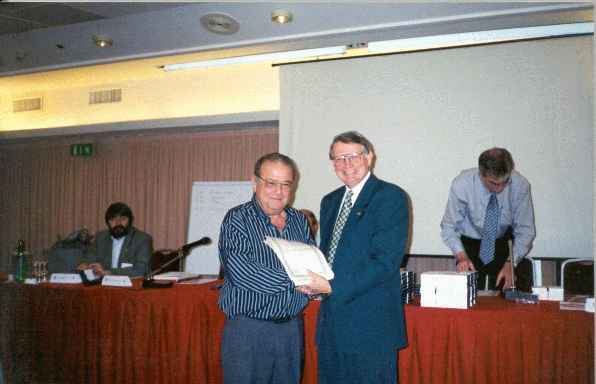 Carlos Flores (ICCF Treausurer) with Alan Borwell (ICCF President) (19.820 bytes)