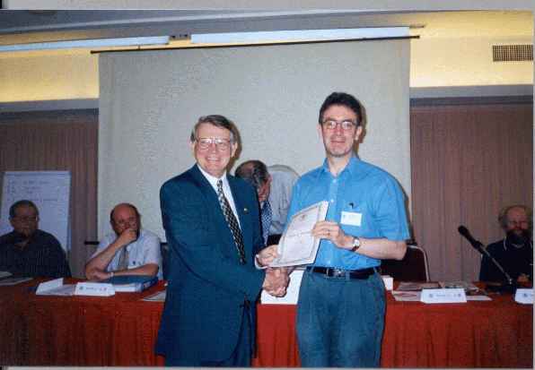 Alan Borwell (ICCF President) with Duncan Chambers (ENG) (21.217 bytes)