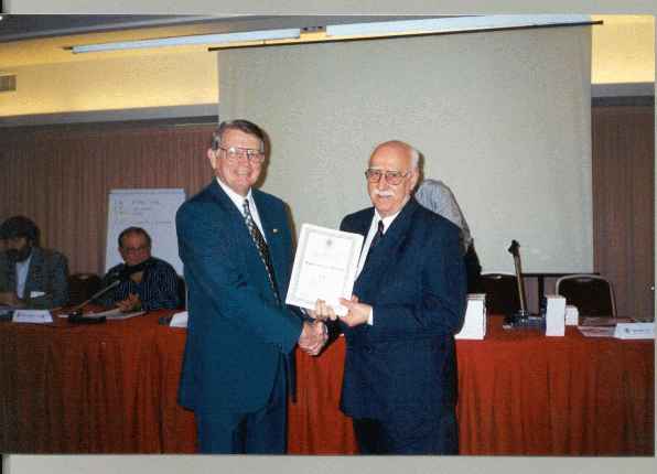 Alan Borwell (ICCF President) with A. R. Ramirez (ARG) (19.582 bytes)