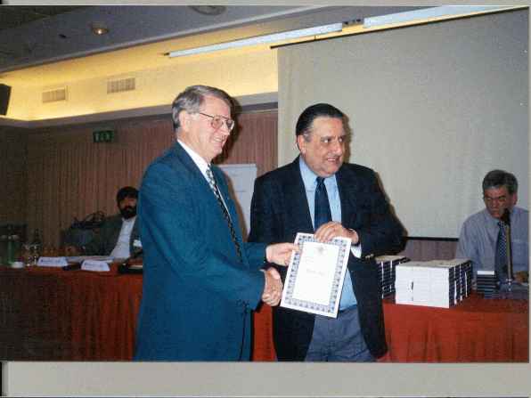 Alan Borwell (ICCF President) with Jos� Amorim (BRS) (21.499 bytes)