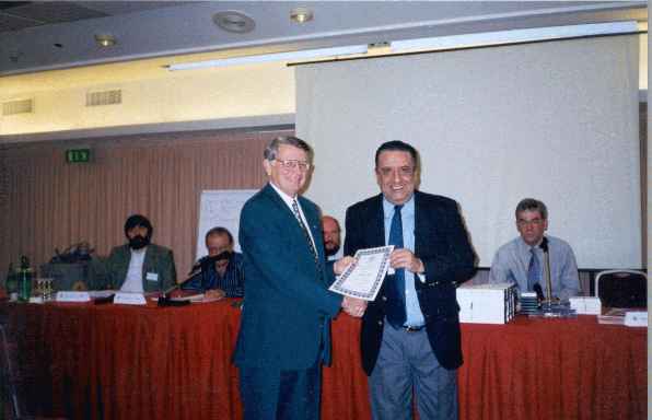 Alan Borwell (ICCF President) with Jos� Amorim (BRS) (18.968 bytes)