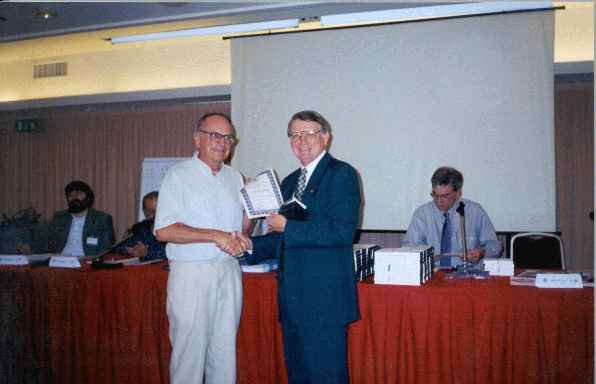 Dr. Fritz Baumbach (GER) with Alan Borwell (ICCF President) (18.036 bytes)