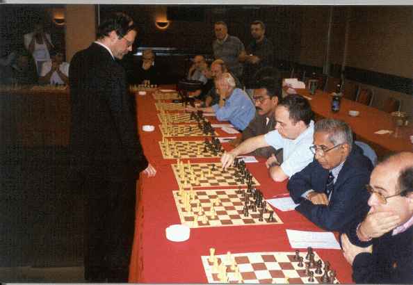 Simultaneus match vs. GM Igor Efimov (24.538 bytes)