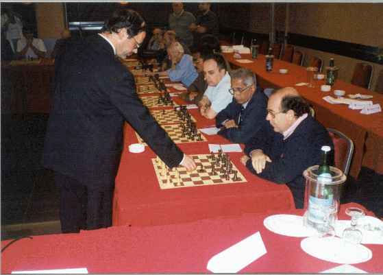 Simultaneus match vs. GM Igor Efimov (21.455 bytes)