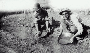 The proper pan agitation or action is different for everyone  Gold falls to the BOTTOM corner of the pan regardless of HOW you pan it.