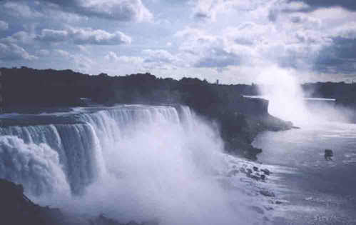 Another shot of the falls, see that tiny black dot down there? Thats the Maid of the Mist!