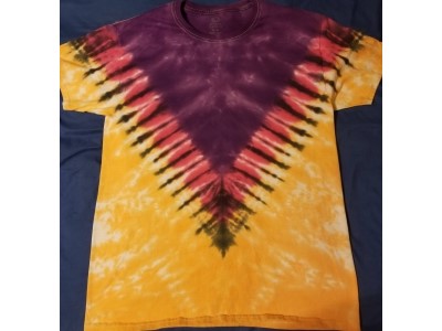 Purple V centered on the shirt nicely pleated with a contrasting orange.