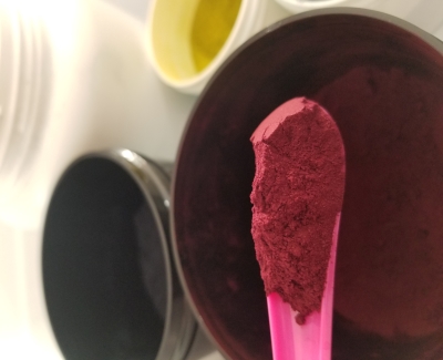 spoonful of dry purple dye