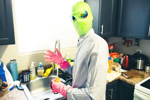 Alien doing dishes