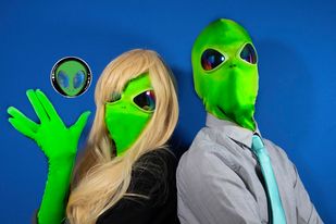 2 aliens posing for a photo