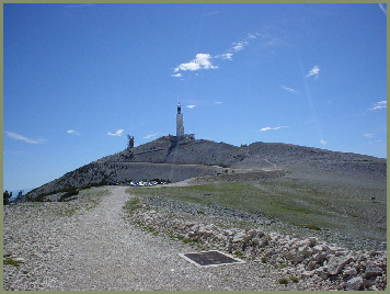 ein kalter Wind weht auf dem Gipfel